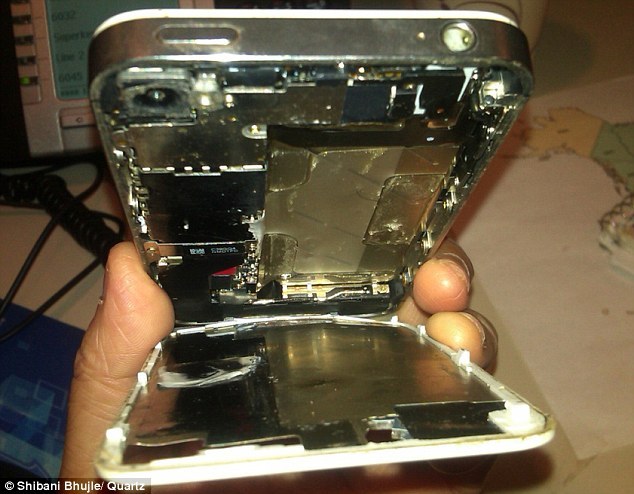 Очередное воспламенение iPhone 4S (4 фото)