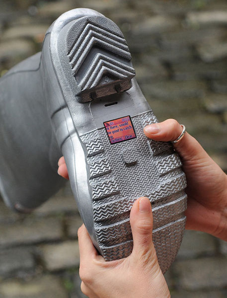 A phone in shoes is a new life of old things (11 photos)