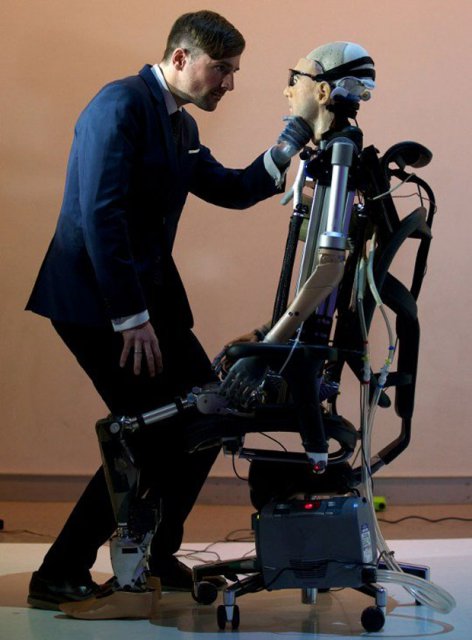 Бионический человек в Лондонском музее (видео)
