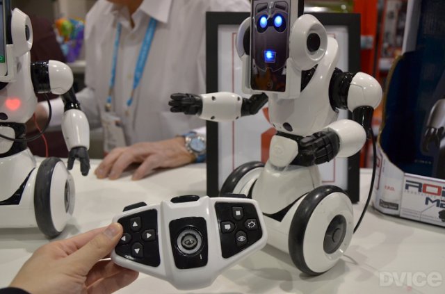 Робот-iPhone RoboMe (13 фото + видео)