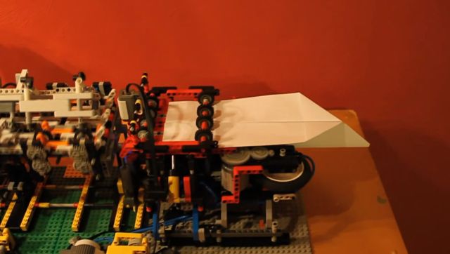 LEGO-машина для создания бумажных самолетиков (видео)