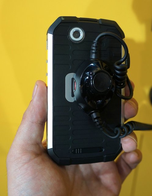 Caterpillar CAT B15 - водонепроницаемый и ударостойкий смартфон (5 фото)