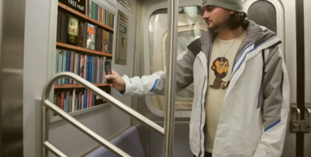 Виртуальная библиотека в вагоне метро (8 фото + видео)