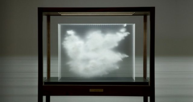 Облака за витриной (3 фото)