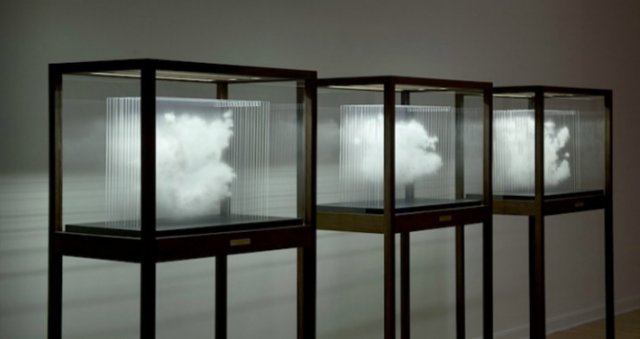 Облака за витриной (3 фото)