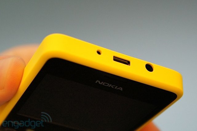 Nokia Asha 210 -  QWERTY-телефон за $72 (18 фото + видео)
