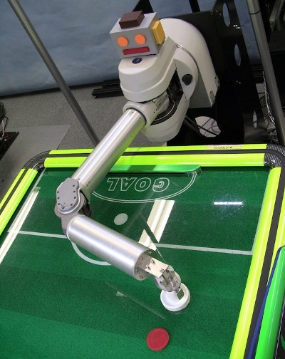 Робот для игры в аэрохоккей