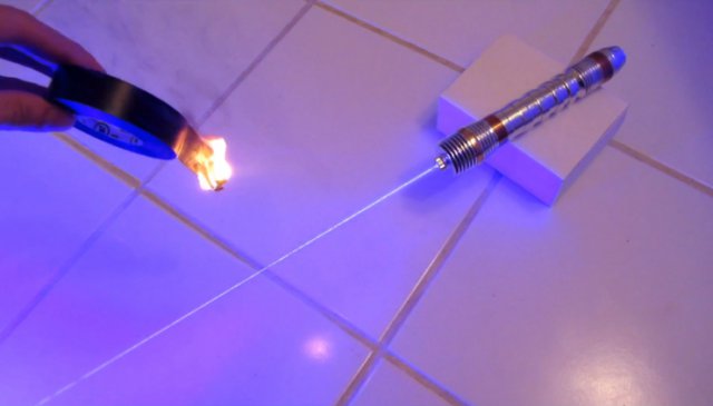 Cветовой меч из лазерной указки (видео)