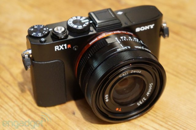 Sony представила две новые high-end фотокамеры