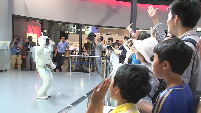 Робот ASIMO устроился на работу в музей (видео)