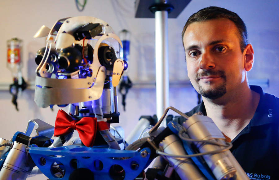 Какой из автономных роботов созданный французским изобретателем. Инженер робототехник. Робототехник профессия. Изобретатель роботов.