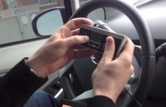 Джойстик для NES позволяет управлять машиной (видео)