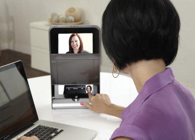 eTeleporter - технология, позволяющая смотреть в глаза собеседнику при видеозвонке (6 фото, видео)