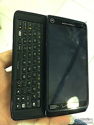 Motorola Droid 5 может оказаться слайдером с QWERTY-клавиатурой (4 фото)