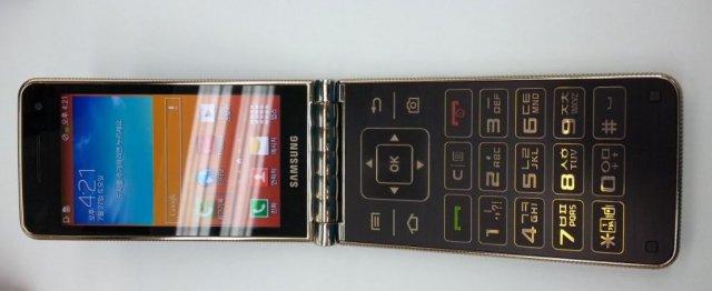 Смартфон-раскладушка Samsung Galaxy Folder (2 фото)