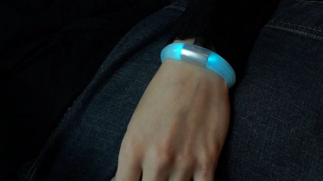 Умный браслет, меняющий цвет (7 фото, видео)