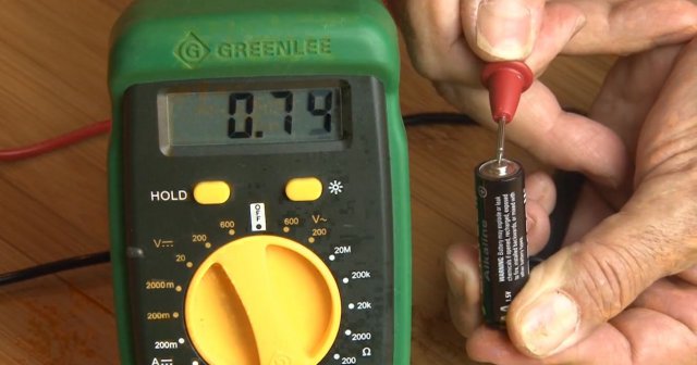 Простой способ проверить заряд батарейки (видео)