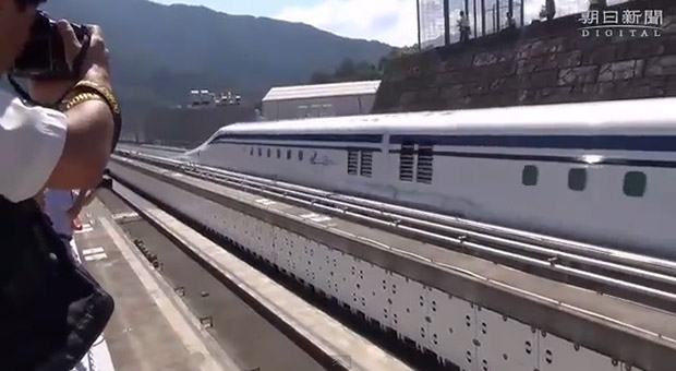 Yamanashi - японский поезд на магнитной подвеске (видео)