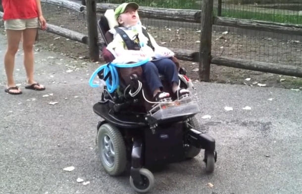 Отец модифицировал инвалидное кресло для своего двухлетнего сына (видео)