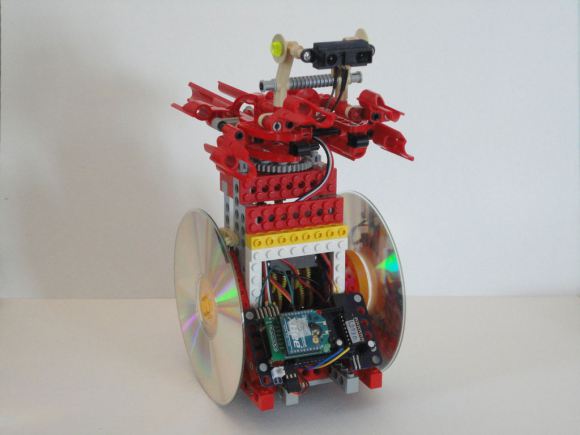 Робот с компакт-дисками вместо колес (видео)
