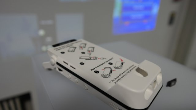 Mobile Cinema i55 - проектор для iPhone5 (3 фото + видео)