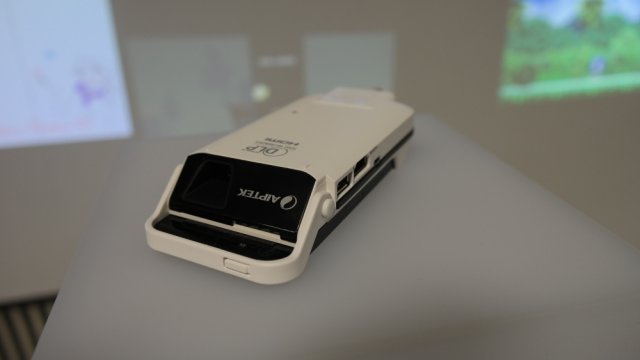 Mobile Cinema i55 - проектор для iPhone5 (3 фото + видео)