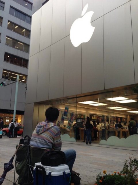 Мужчина занял очередь за новым iPhone 5S (7 фото)
