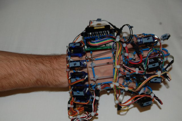 A teenager created a glove-sequestral (video)