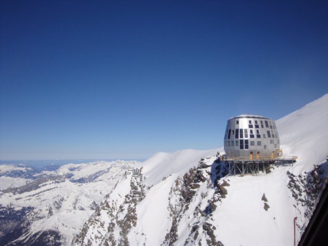 Технологичный домик для альпинистов (8 фото)