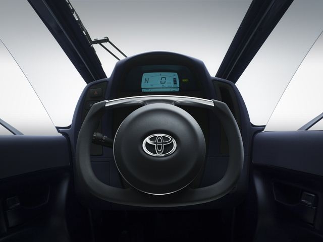  i-Road EV - электрический трицикл Toyota выходит на рынок (8 фото + 2 видео)