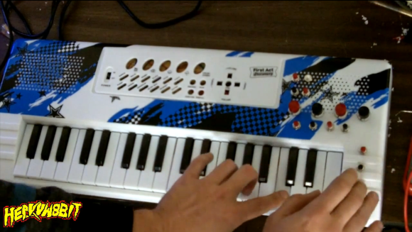 Музыкальный синтезатор со звуками из восьмибитных игр (видео)
