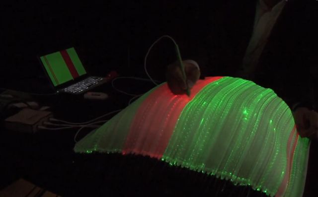 LightCloth - интерактивная ткань, сотканая из оптических волокон (видео)