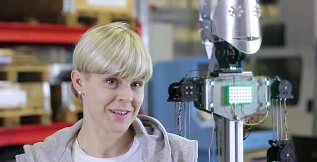 Для шведской певицы Robyn сделали робота (видео)