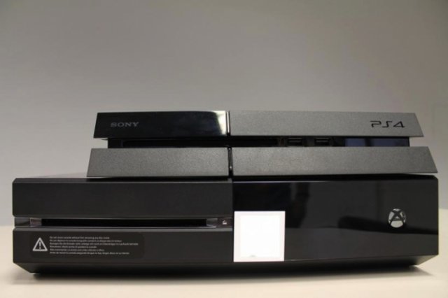 Сравнение Xbox One и PlayStation 4 (7 фото)