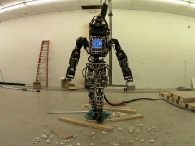 Новые испытания человекоподобного робота ATLAS (видео)