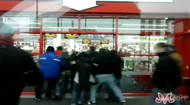 Зомби атакуют, или как проходили первые продажи PS4 в Германии (видео)