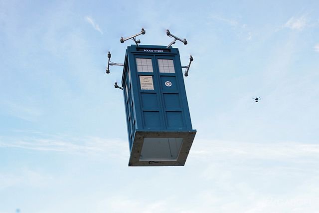Летающая полицейская будка из сериала "Доктор Кто" (2 фото + видео)