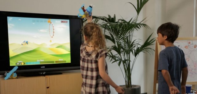 Игрушечный самолёт - контроллер для детских игр (видео)