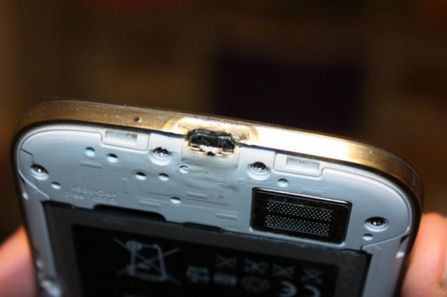 Очередной случай возгорания Samsung Galaxy S4 (5 фото)