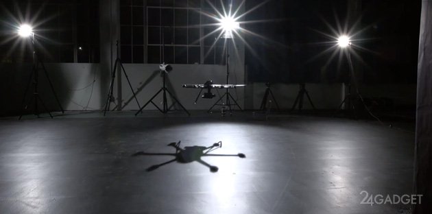 Квадрокоптеры танцуют и играют на музыкальных инструментах (2 видео)