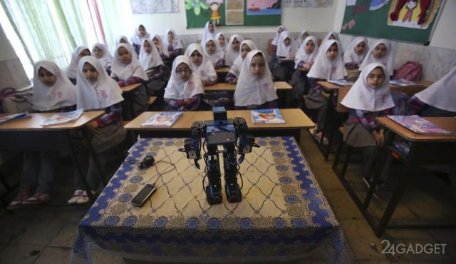 Робот, который учит иранских детей молиться (видео)