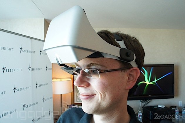 Странный шлем виртуальной реальности (2 фото)