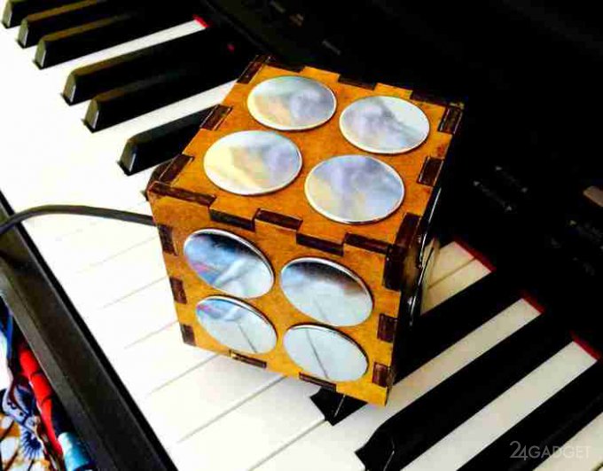 Музыкальный синтезатор в виде кубика (2 фото + видео)