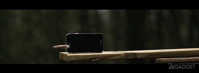 Galaxy S5 против крупнокалиберной винтовки (видео)