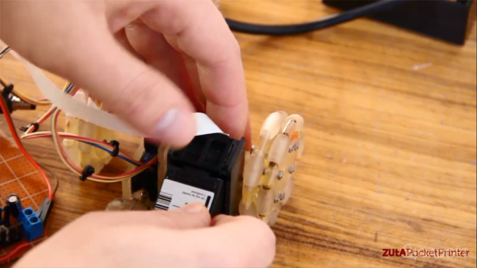 Интересный проект миниатюрного печатающего робота на kickstarter (7 фото)
