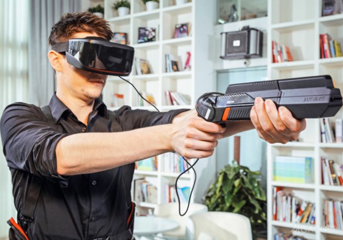 A device for immersion in virtual reality with an unusual controller (3 photos + video)