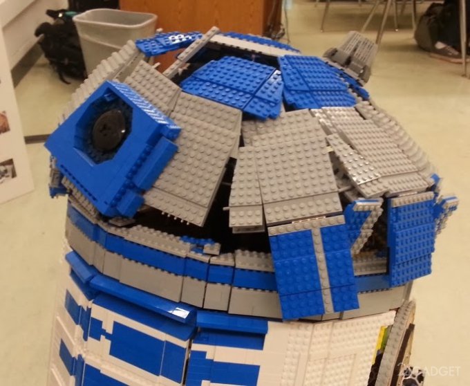 Полноразмерный и полнофункциональный  R2-D2 из Lego (8 фото + 3 видео)