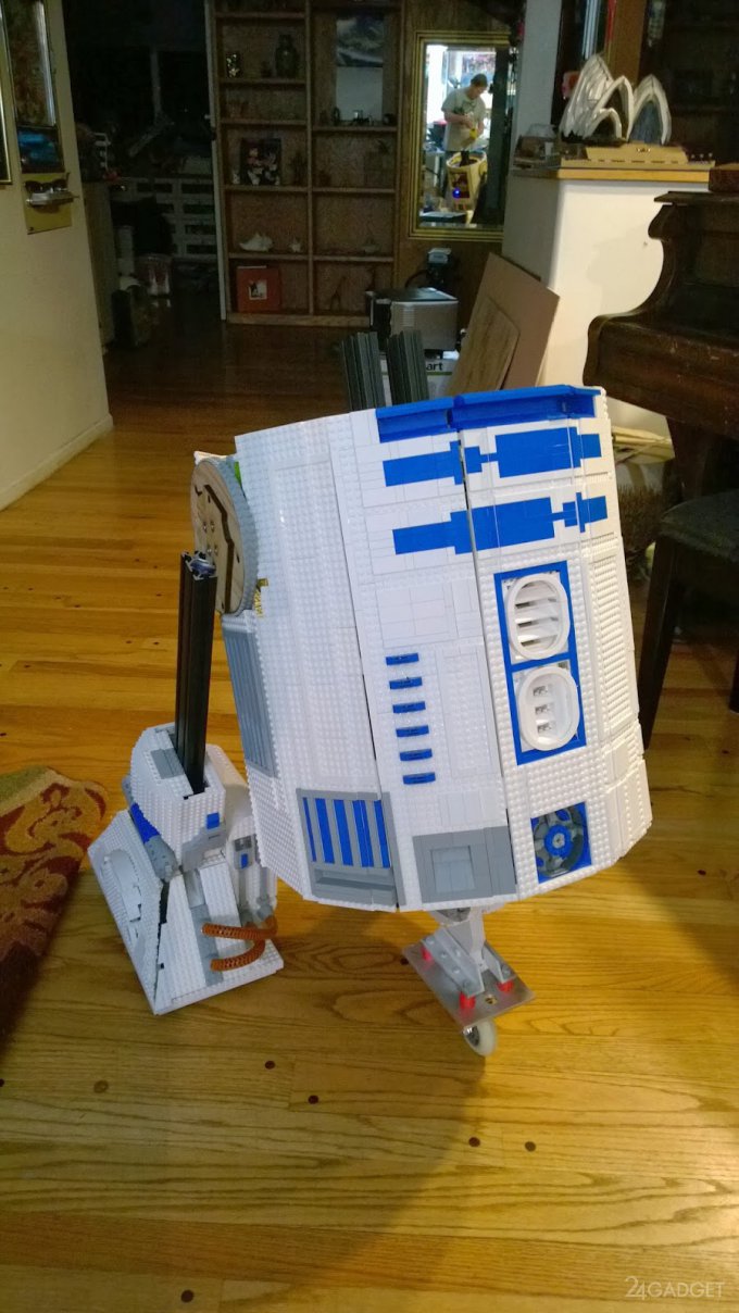 Полноразмерный и полнофункциональный  R2-D2 из Lego (8 фото + 3 видео)