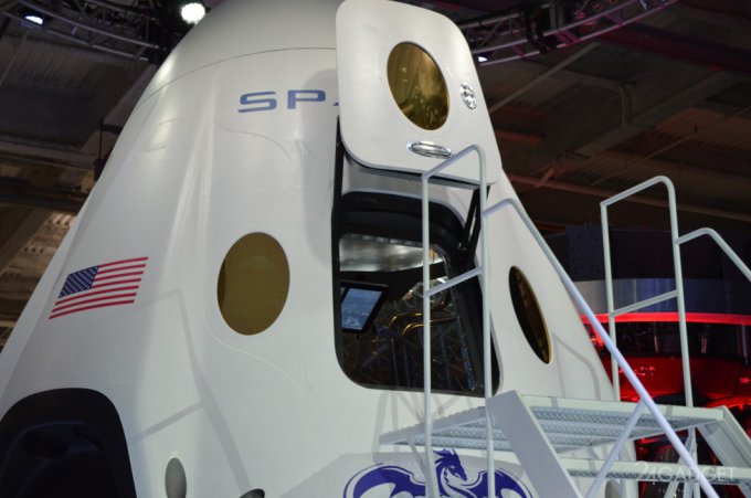 Новый пилотируемый космический аппарат от Илона Маска (13 фото)