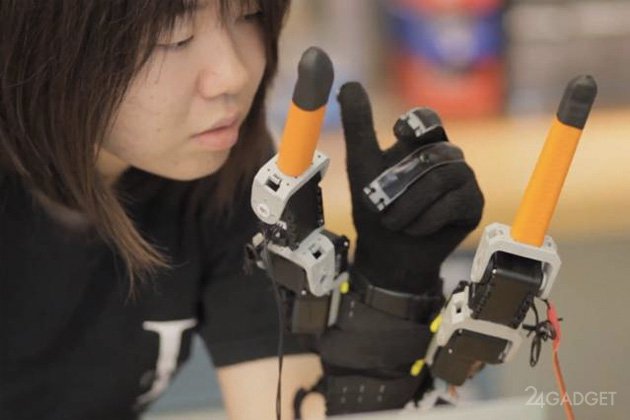 Механическая перчатка с дополнительными пальцами (видео)
